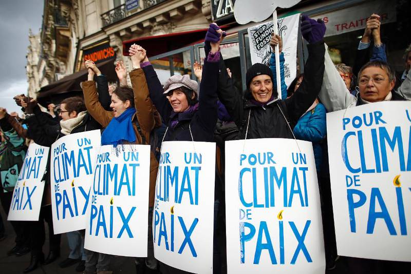 PARIS: Demonstranter former en to kilometer lang menneskelig klimalenke, som et alternativt svar på marsjforbudet som gjorde at den store klimamarsjen i byen måtte avlyses søndag.