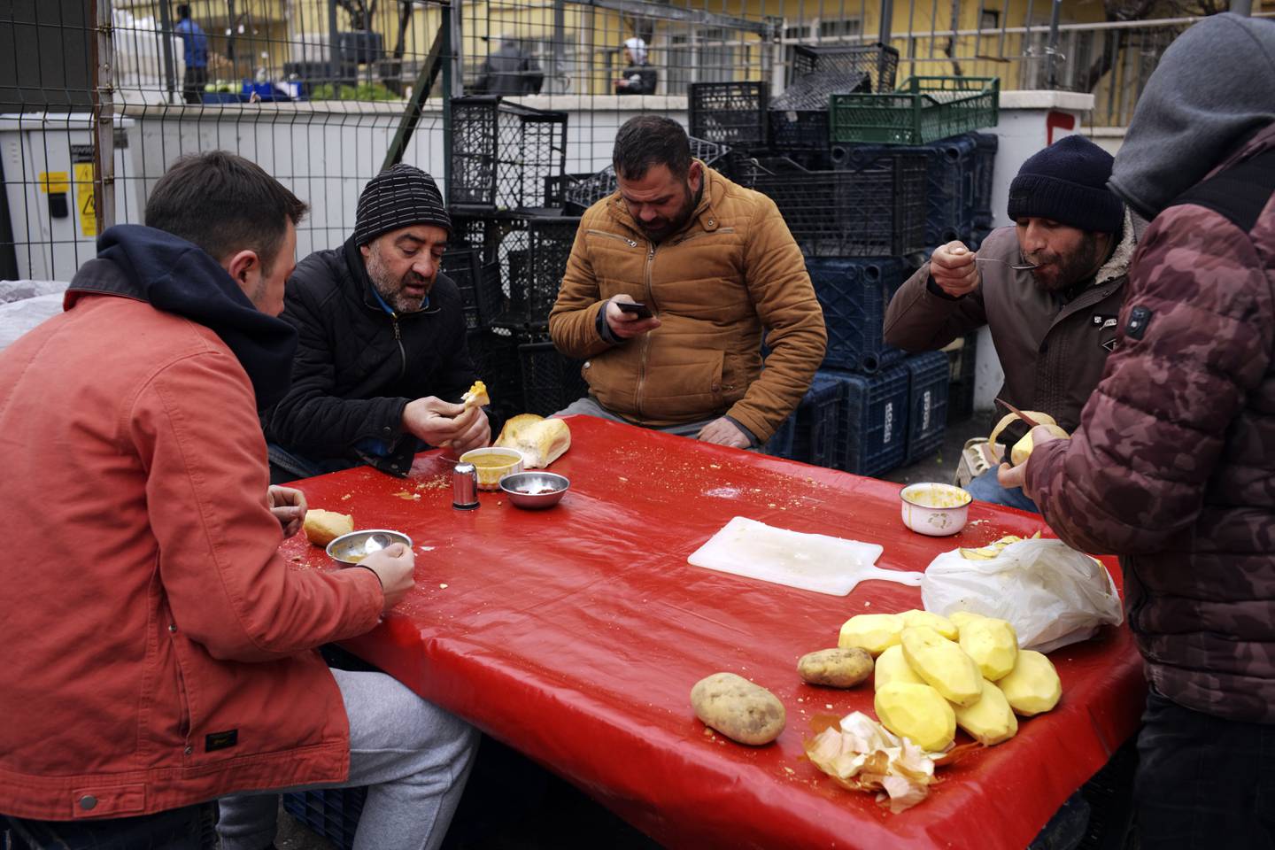 En gruppe tyrkiske menn spiser suppe på et provisorisk gatekjøkken i Ankara. Tyrkia opplevde i fjor en inflasjon på over 70 prosent, og situasjonen for mange tyrkere er svært vanskelig. Foto: Burhan Ozbilici / AP / NTB