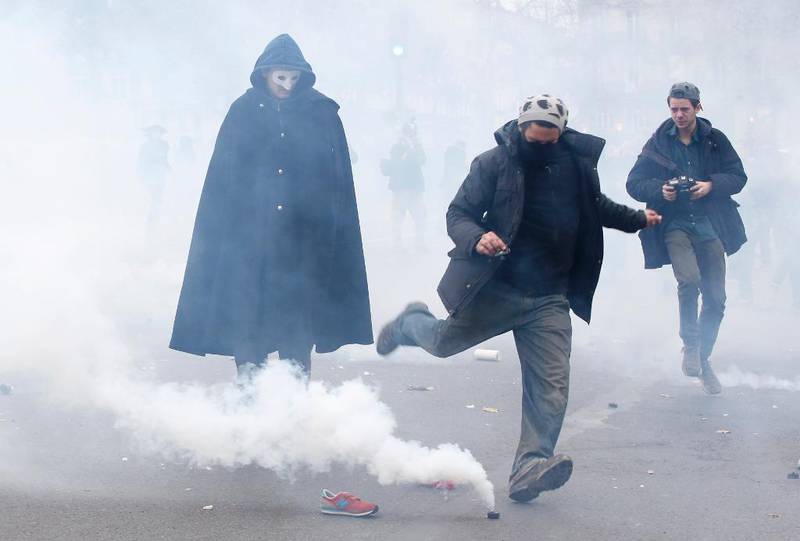 PARIS: Tåregass og massearrestasjoner ble resultatet etter at rundt 200 klimademonstranter barket sammen med politiet søndag ettermiddag.