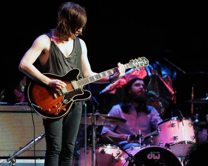 Gitarist Matthew Followill og trommeslager Nathan Followill i Kings of Leon under en konsert i Boston i 2005, der de varmet opp for U2.