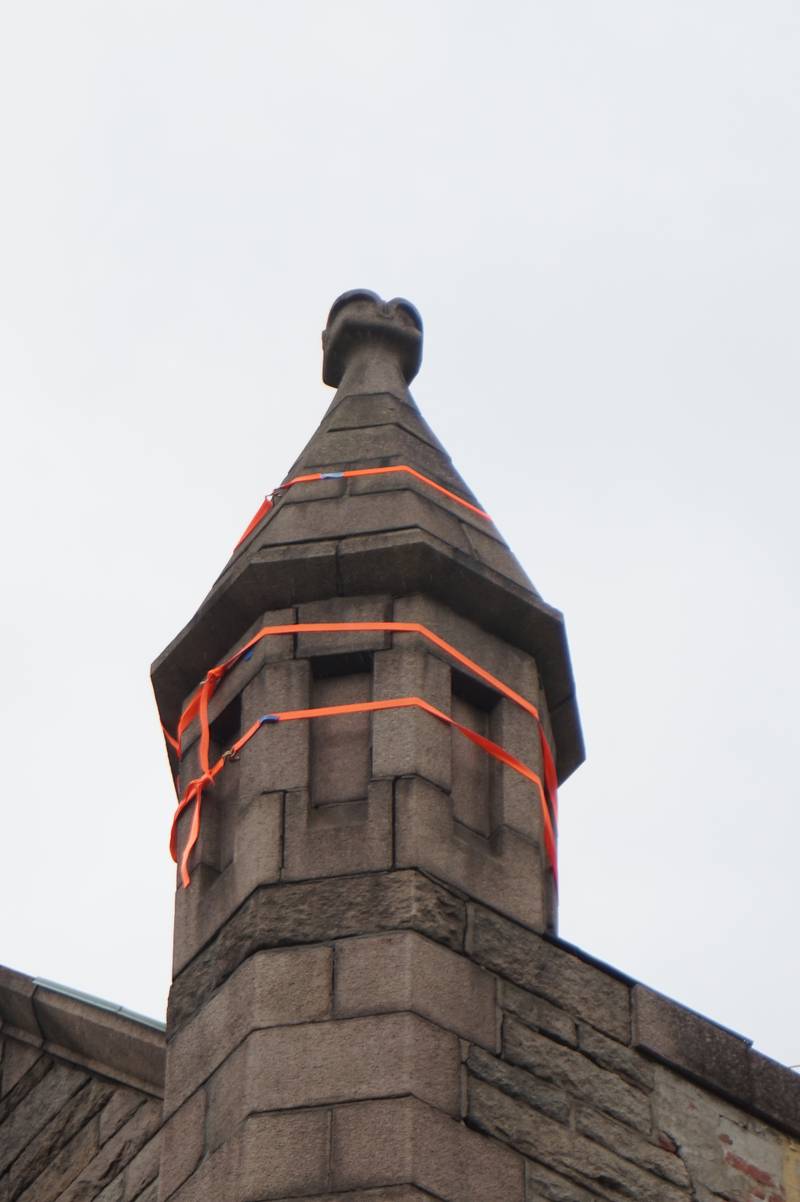 Et av tårnene på Frogner kirke ble sikret med Biltema-stropper.