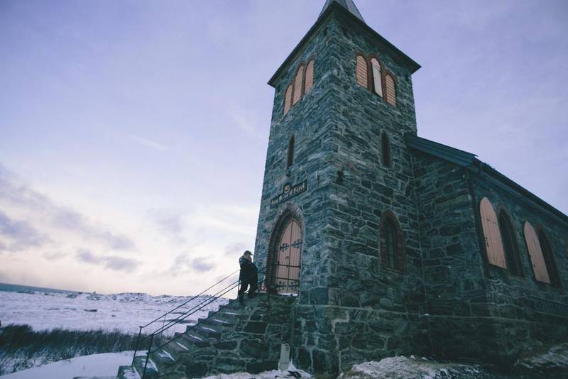 Menighetsrådet i Sør-Varanger syntes ikke Moddis versjon av egnet seg for kirkerommet. Andre mener protesten har likhetstrekk med maktkritikk i Bibelen. 