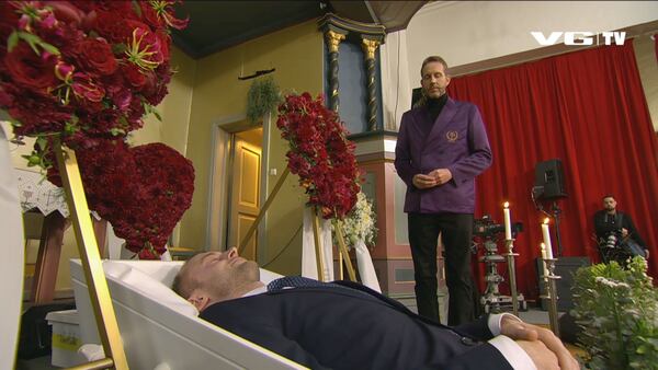 Iscenesetter Petter Northugs «begravelse» i frikirke
