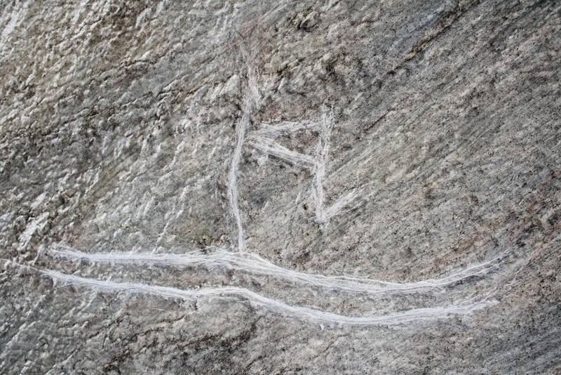 «Skiløperen» inspirerte piktogrammene brukt under Lillehammer-OL. – Den er påført streker både i og utenfor de gamle huggemerkene, sier arkeolog Tor-Kristian Storvik.