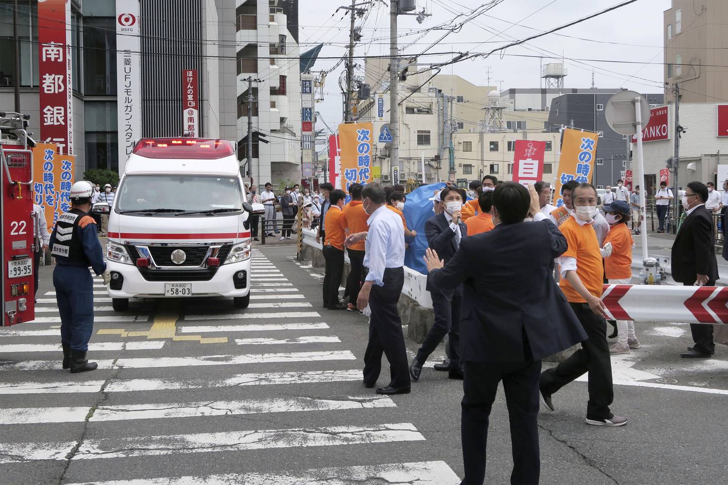 Folk styrtet til etter at Japans tidligere statsminister Shinzo Abe ble skutt i Nara fredag. Foto: Kyodo News via AP / NTB