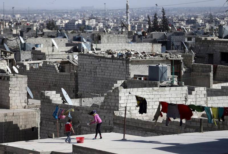Barn på taket av en bygning i Tishreen.