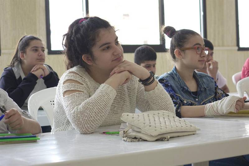 Elsin (forrest) og andre assyriske flyktningebarn får undervisning i engelsk i en kirke i Beirut i Libanon, mens de venter på et nytt hjemland der de kan få opphold.