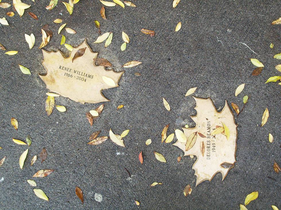 Bladene på fortauene hedrer innbyggere som levde på gata. De blir plassert ut i området hvor den avdøde pleide å oppholde seg.