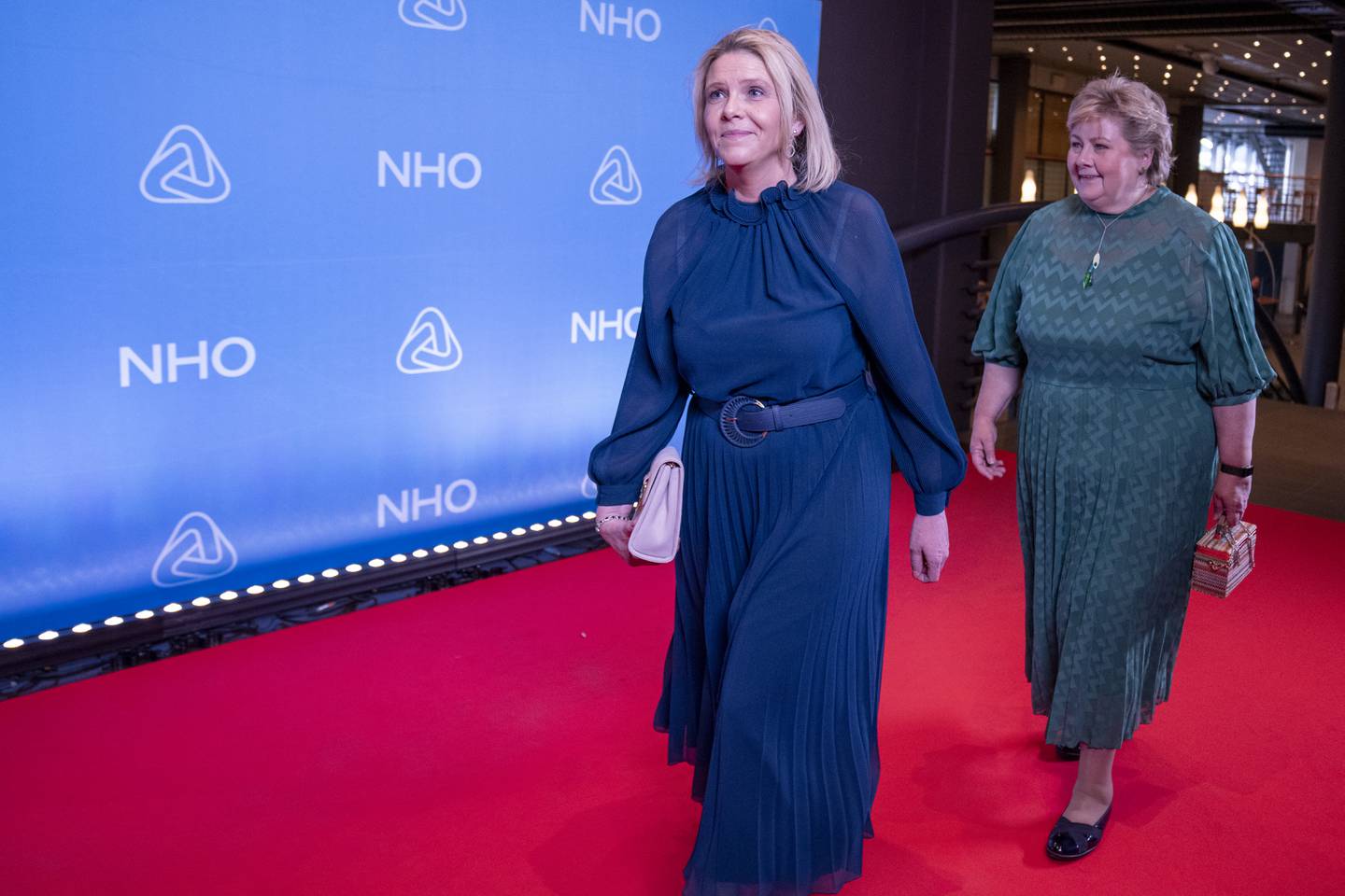 Oslo 20220512. 
Frp-leder Sylvi Listhaug og Høyre-leder Erna Solberg ankommer NHOs middag etter årskonferansen i Oslo Spektrum torsdag.
Foto: Javad Parsa / NTB