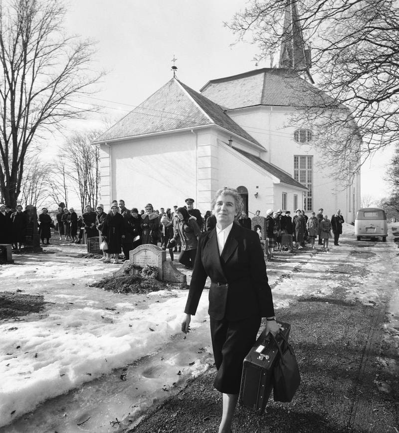 PIONÉR: Ingrid Bjerkås forlater Vang kirke som Norges første kvinnelige prest. Året er 1961. Biskop Kristian Schjelderup stod for ordinasjonen.