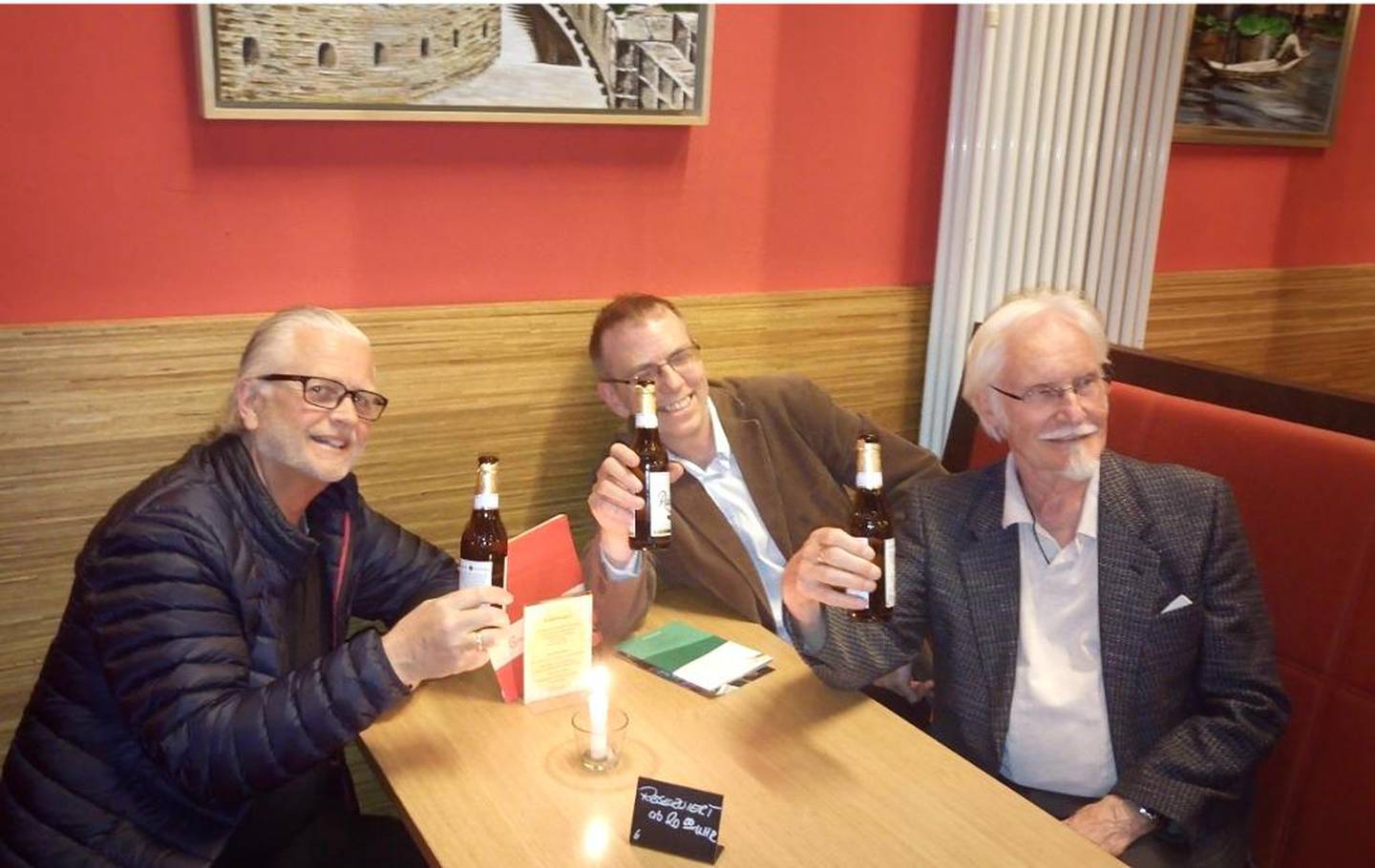 Reger-entusiastene Iver Kleive, Kjetil Bergheim og Thore Haukner skåler for Reger på restauranten der komponisten inntok sitt siste måltid, nøyaktig 100 år tilbake i tid.