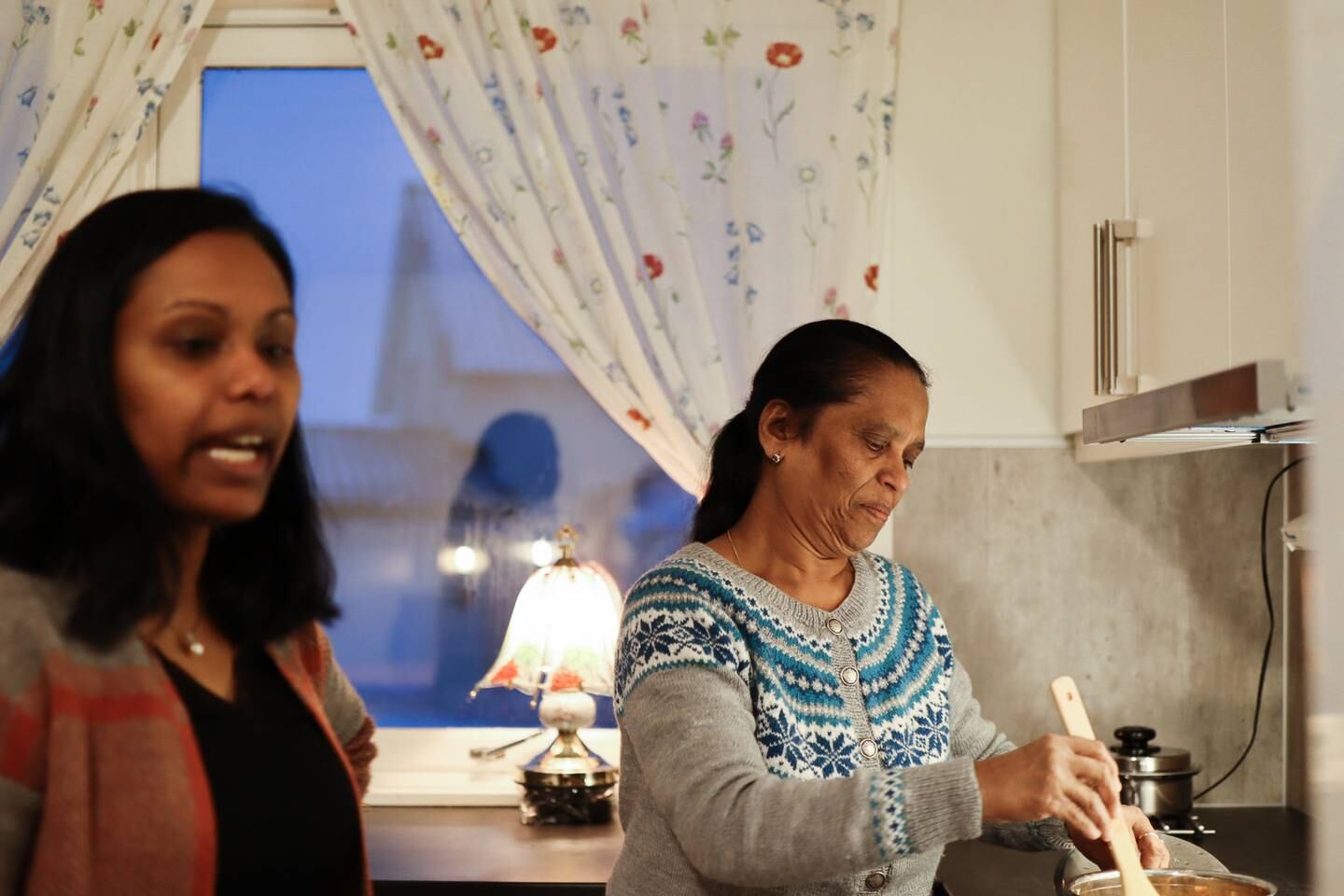Anjala og Dilani på kjøkkenet i sitt nye hjem.