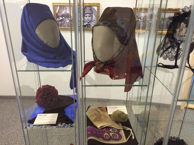 Kongsvinger museum viser nå utstillingen Den sammenligner tradisjonelle hodeplagg fra Solør-Odal med muslimske hodeplagg som er i utbredt bruk i dag.