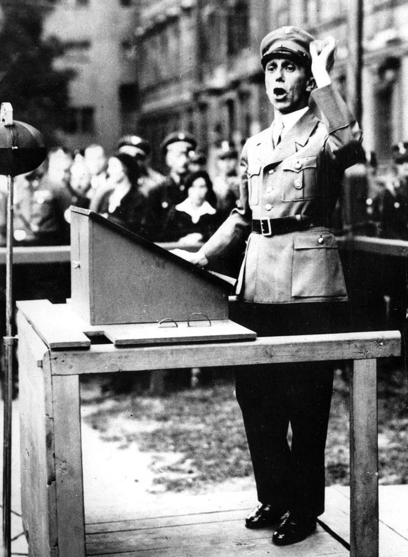 Propagandaminister Joseph Goebbels snakker til en folkemengde i Berlin før en demonstrasjon. Bildet er tatt i 1934, seks år før Brunhilde Pomsel ble hans sekretær. 