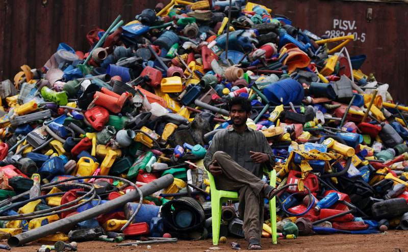 Denne pakistanske mannen arbeider på en fabrikk som resirkulerer plast i Islamabad i Pakistan. Frankrike vil forby kopper og kar i plast som er laget av fossilt materiale og ikke kan komposteres.