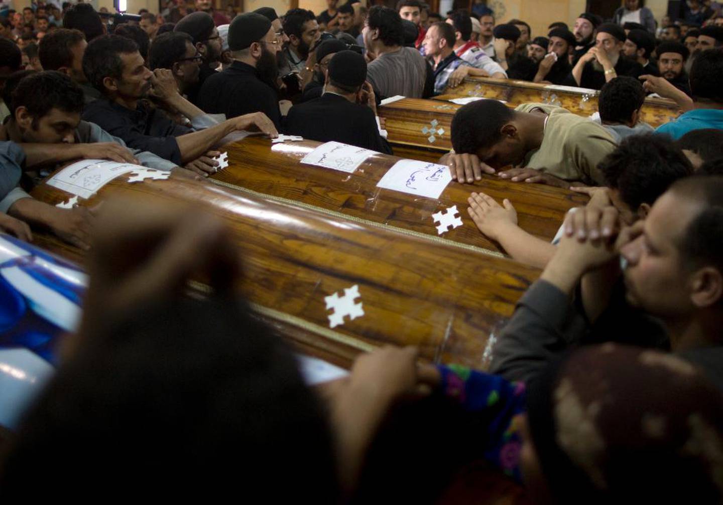 Over 100 koptiske kristne egyptere er drept i terror det siste halvåret. Her begraves noen av de 29 dødsofrene etter angrepet på kristne på vei til klosterbesøk sist fredag.