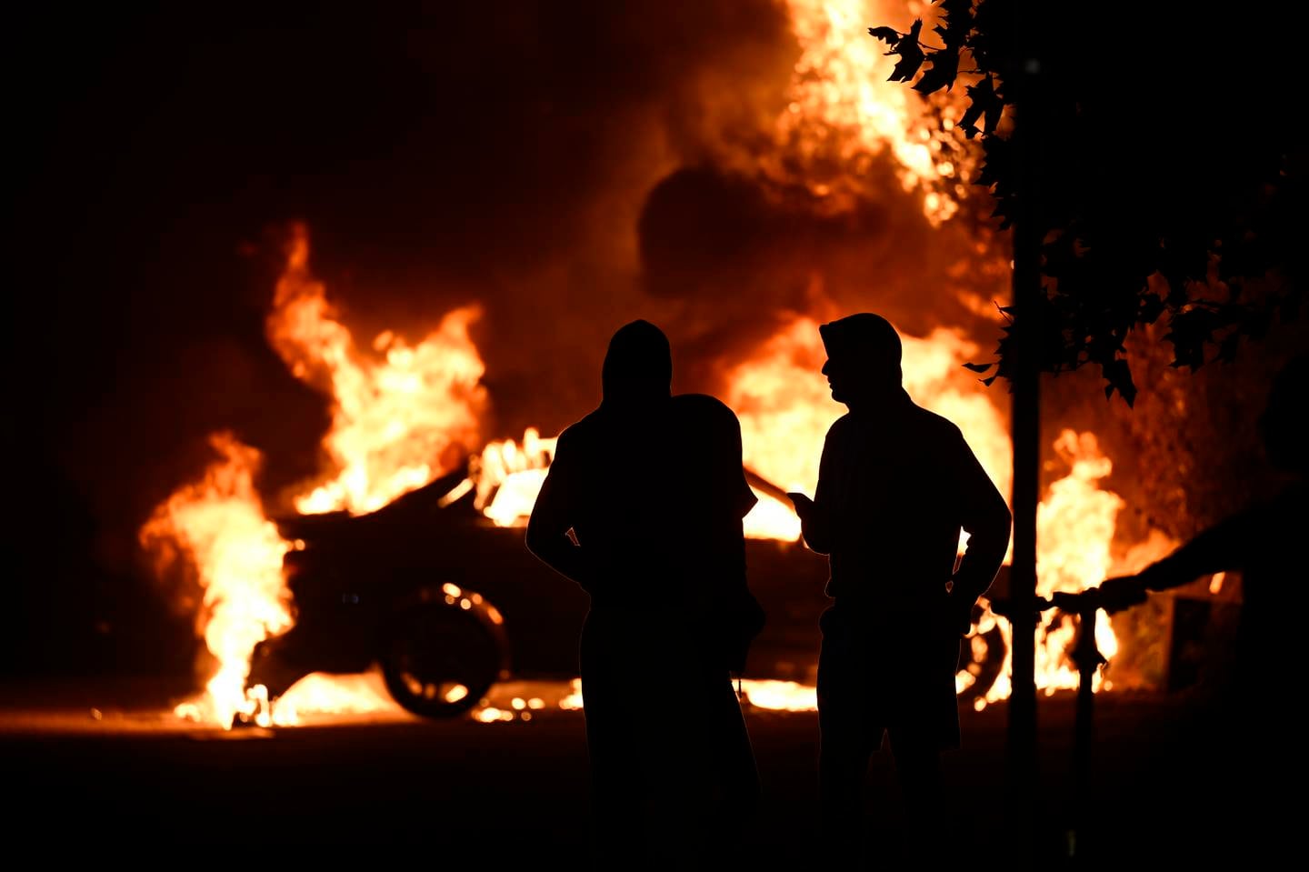Over 40 biler ble satt i brann, og åtte politibiler ble skadd i opptøyene i bydelen Rosengård i Malmö i september. Foto: Johan Nilsson / TT / NTB