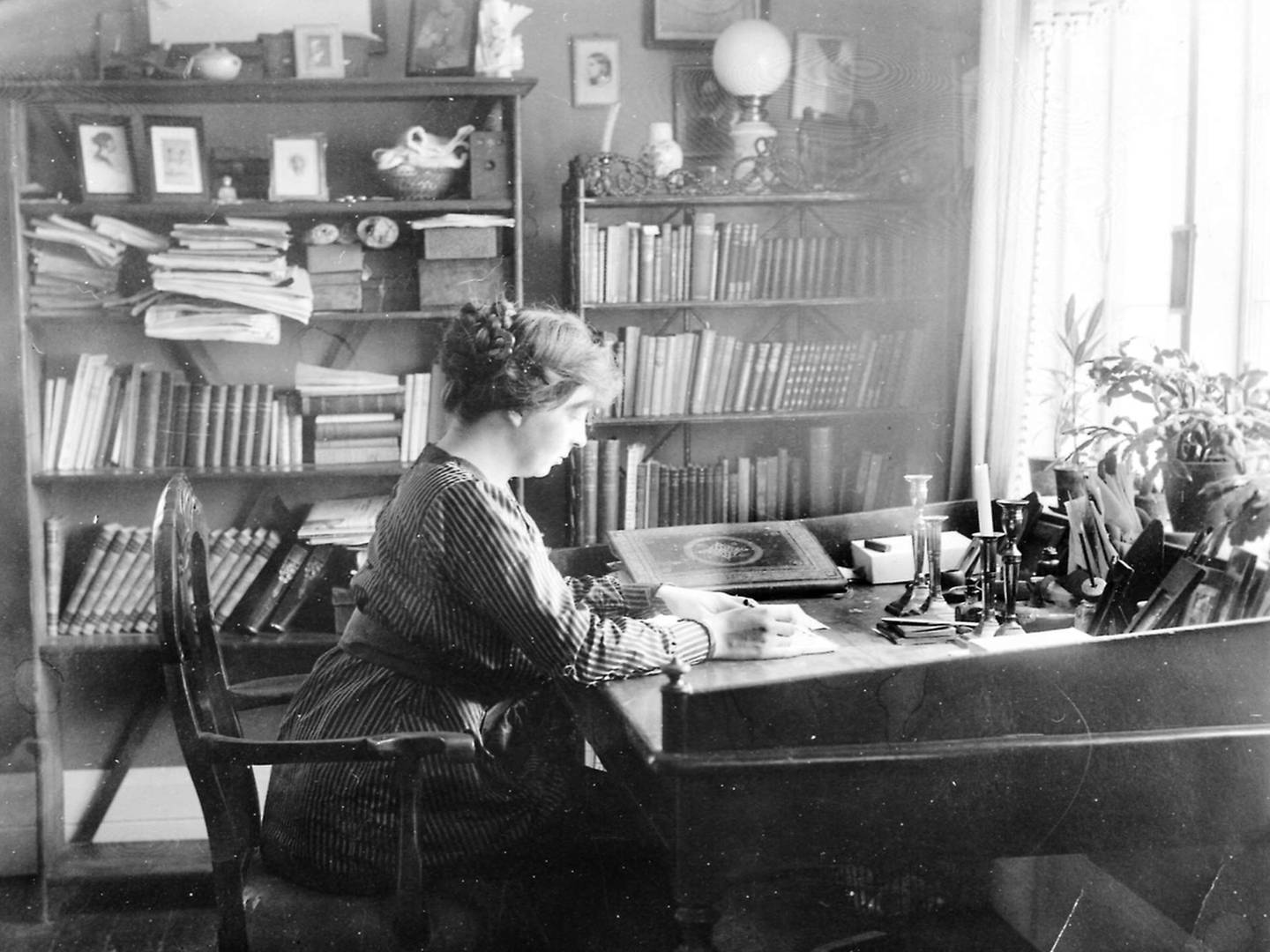 Sigrid Undset sitter ved skrivebordet i Røssumstua, 1920-1922. FOTO: ALVILDE TORP