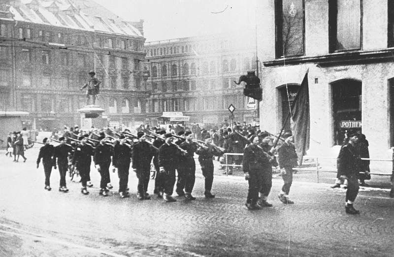Norge under okkupasjonen, Oslo mars 1942. Hirden har fått geværer. Her paraderer unghirden på Stortorvet. 