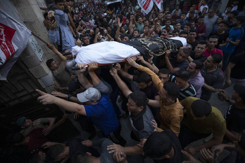 Palestinere fulgte fredag kveld ofrene for luftangrepene til graven i Gaza by. Foto: Fatima Shbair / AP / NTB