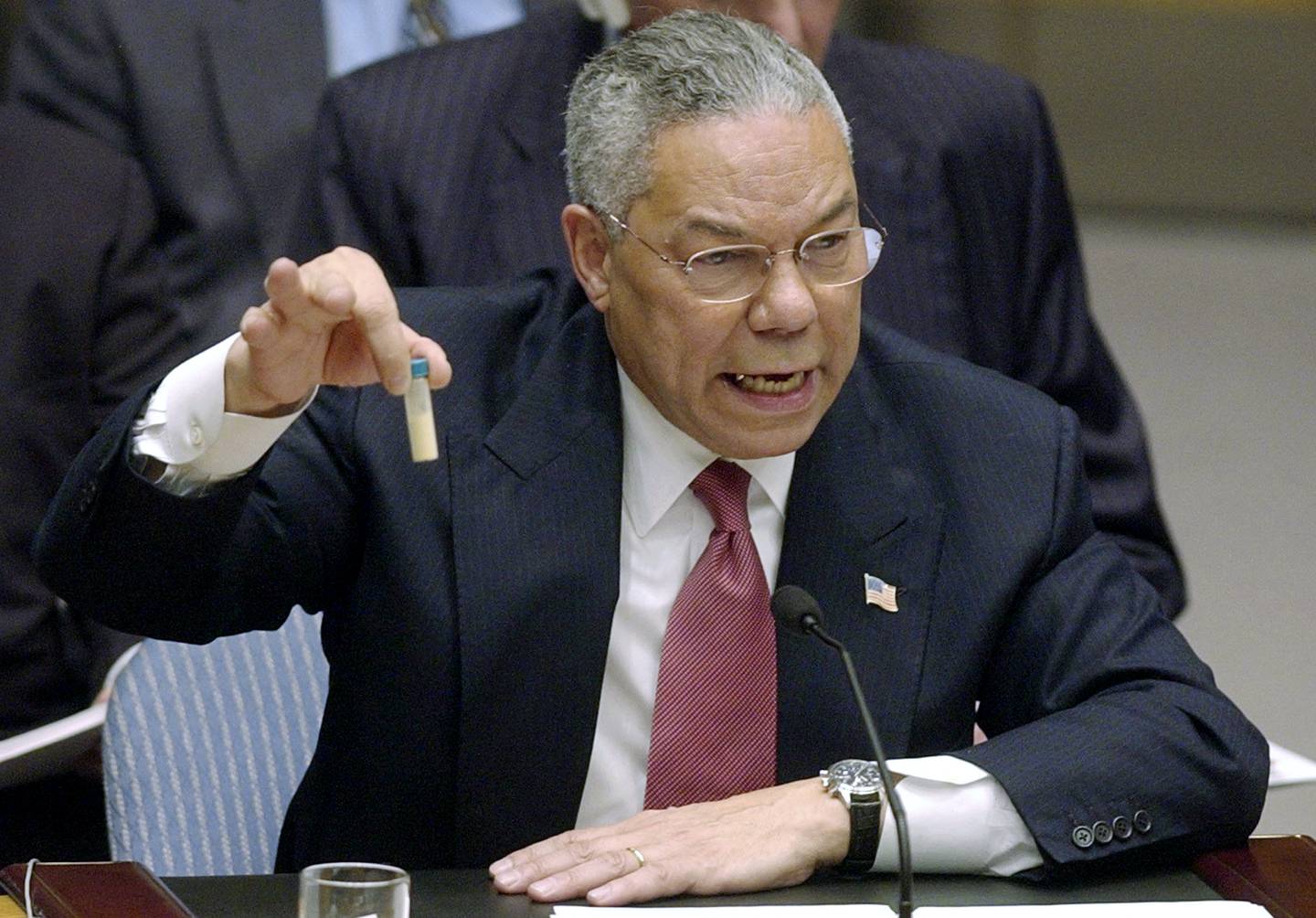 Colin Powell viser frem en prøve med det biologiske våpenet anthrax i FN. Etter 11. september fikk flere senatorer og medier i USA tilsendt stoffet. Fem av de som ble utsatt for stoffet, døde.
