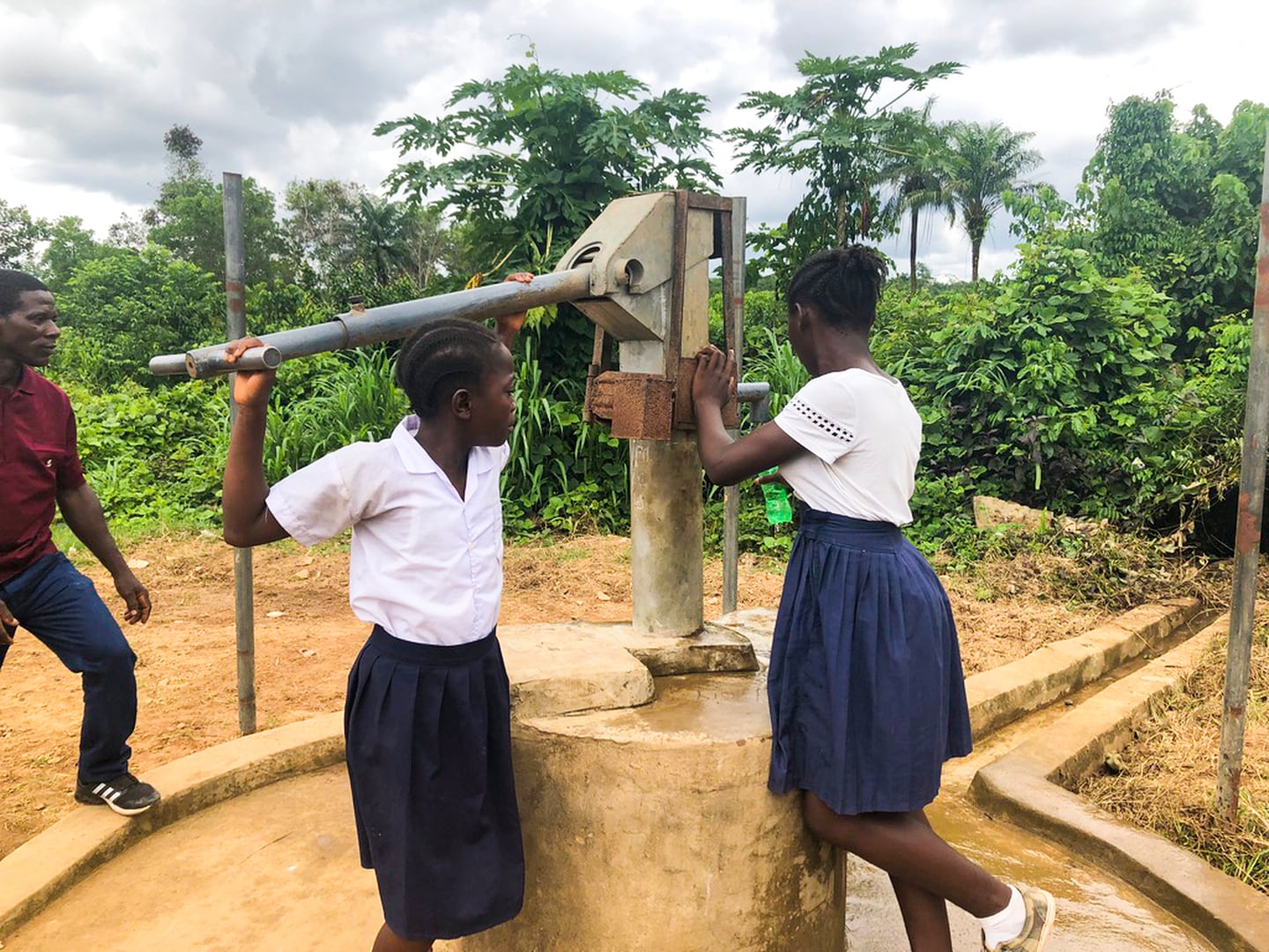 RENT VANN: Samarbeidsprosjektet Misjonsalliansen har hatt med AEL, har gitt rent vann til lokalsamfunn i Liberia.