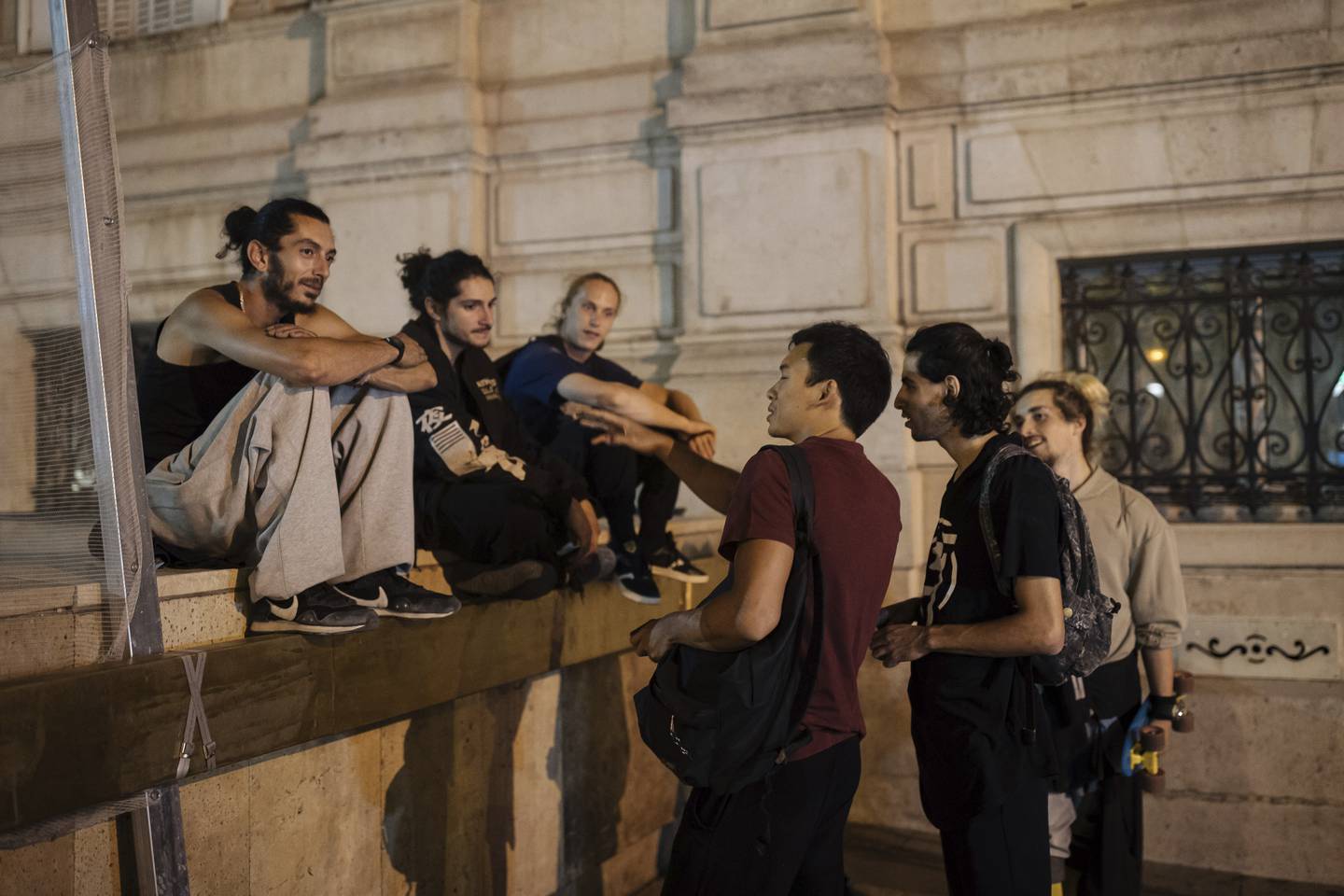 Aktivister fra gruppa On the Spot tar en prat før de går løs på et nattlig tokt for å spare strøm i Paris. Foto: Lewis Joly / AP / NTB