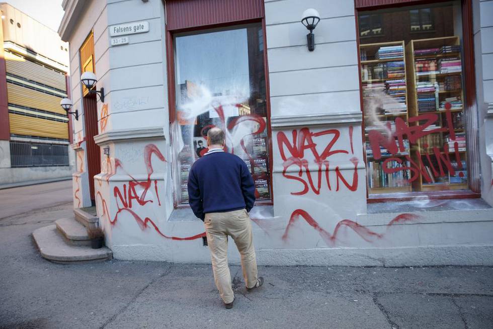 Natt til søndag fikk den uttalt islamfiendtlige Pegida-lederen antikvariatet sitt i Sannergata i Oslo sprayet ned med «Nazisvin». Søndag tilbød muslimske ungdommer ham hjelp til å vaske bort taggingen. 