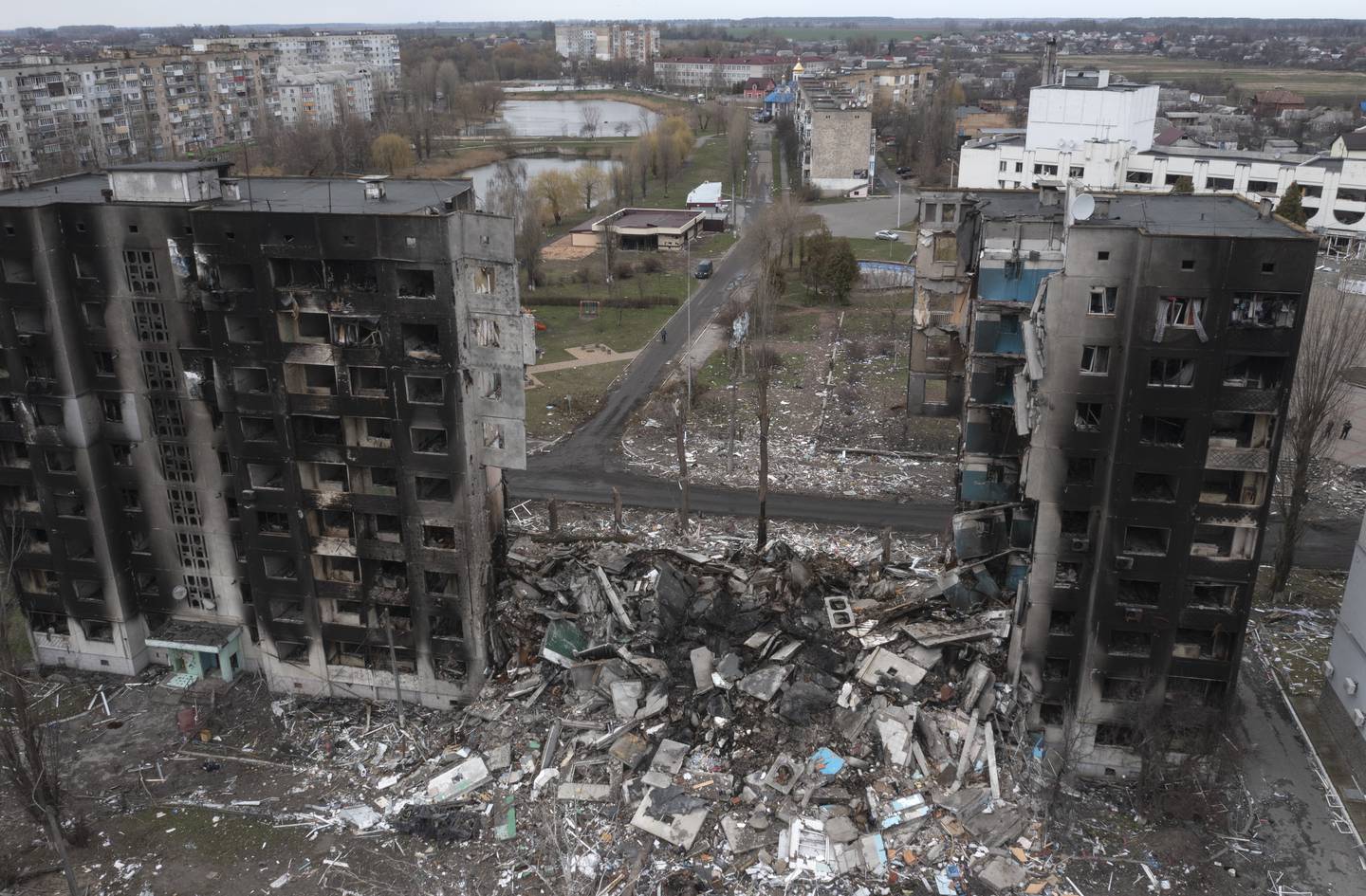 Russlands angrepskrig har påført Ukraina enorme økonomiske kostnader. Bildet viser en istykkerbombet boligblokk i Borodjanka, i nærheten av Kyiv, i begynnelsen av april. IMF venter at Ukrainas bruttonasjonalprodukt vil falle med 35 prosent i år. Foto: Efrem Lukatskyj / AP / NTB