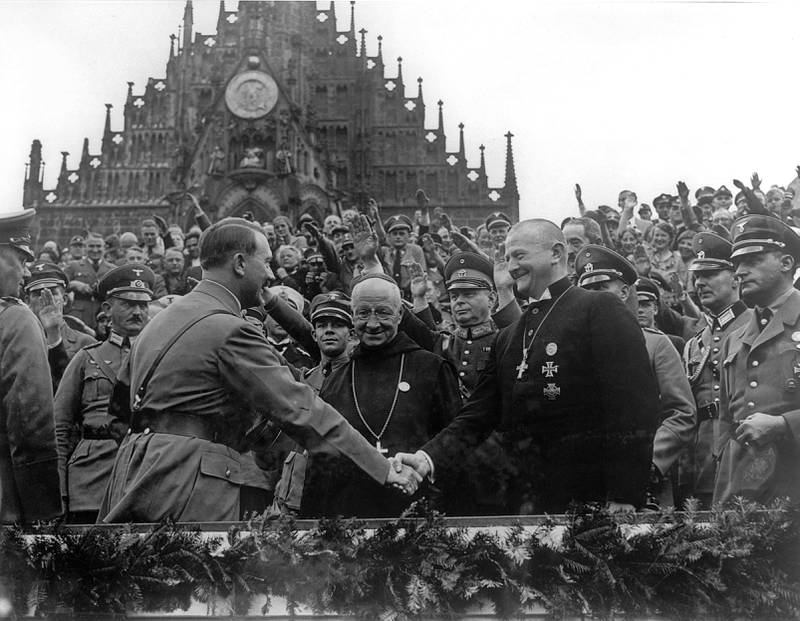 Adolf Hitler håndhilser på riksbiskop og leder for Deutsche Christen Ludwig Müller i 1934. Luther ble nasjonalhelt i nazityskland.
