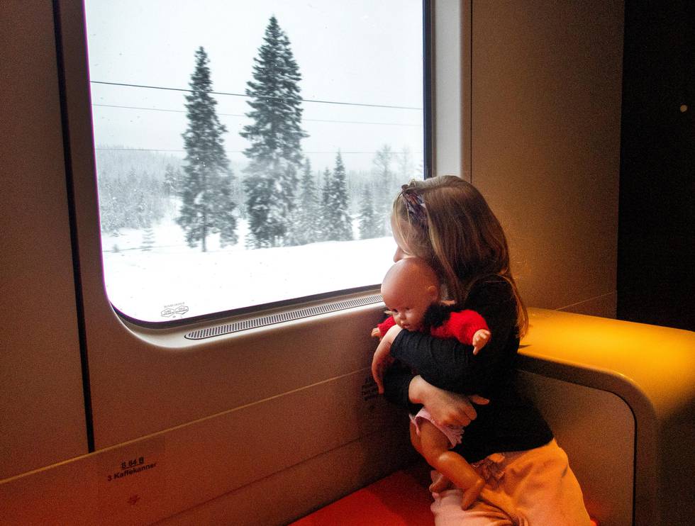 Trondheim  20190118.
Illustrasjonsbilder: Jente som ser ut av togvinduet med dukke.  ung jente. Modellklarert
Foto: Gorm Kallestad / NTB scanpix