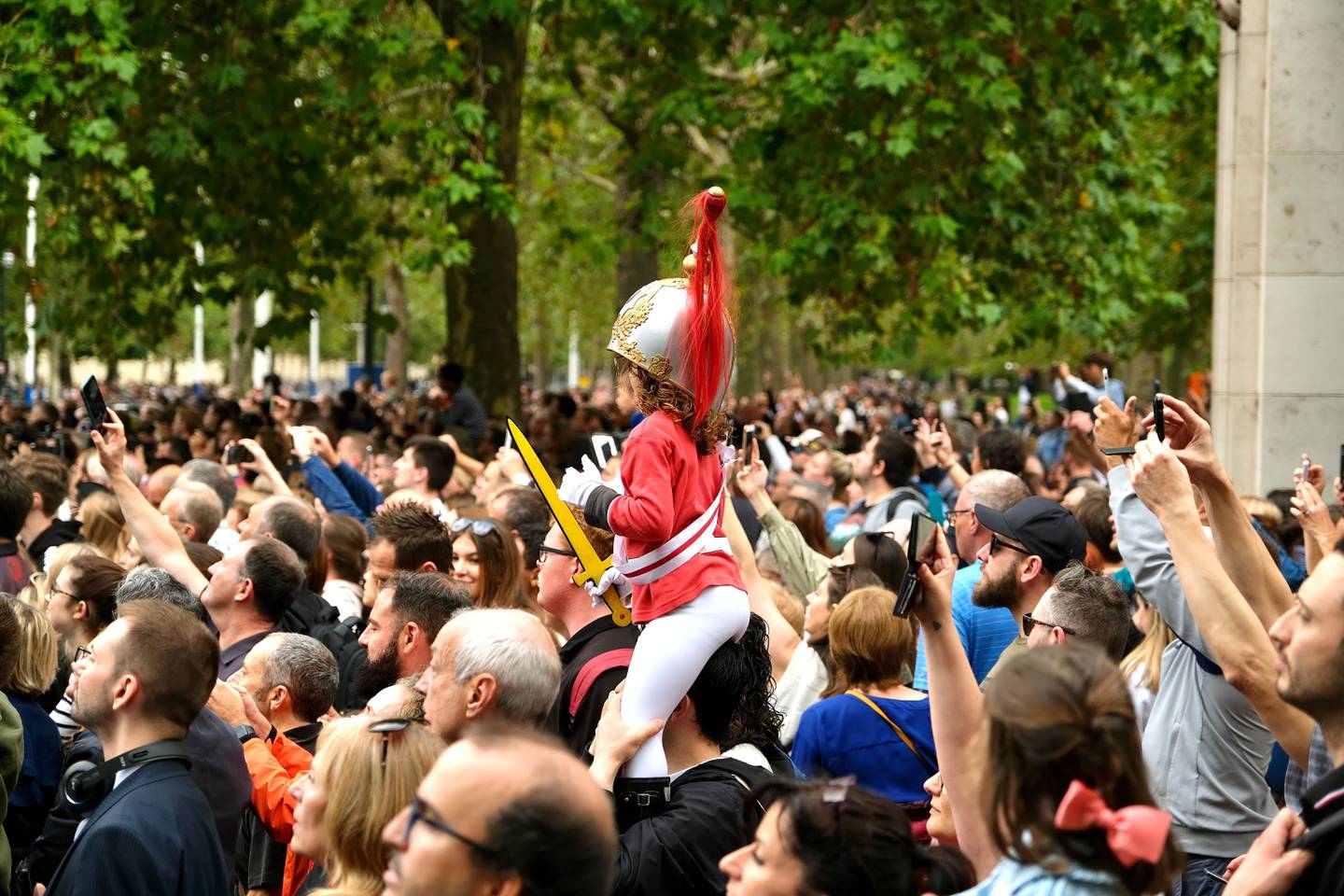 LONDON: Et folkehav samlet seg utenfor St. James' palace lørdag.