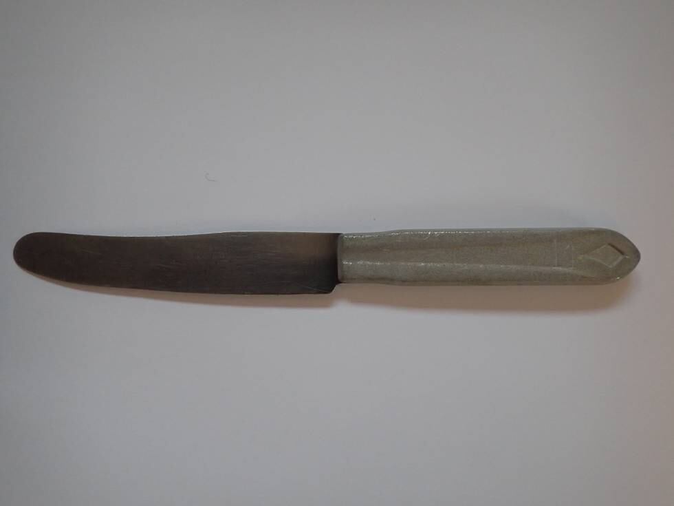 En smørkniv som Torvald Ulstein «orget», altså byttet til seg på svartebørs, i konsentrasjonsleiren Buchenwald, der han satt som fange over to perioder.