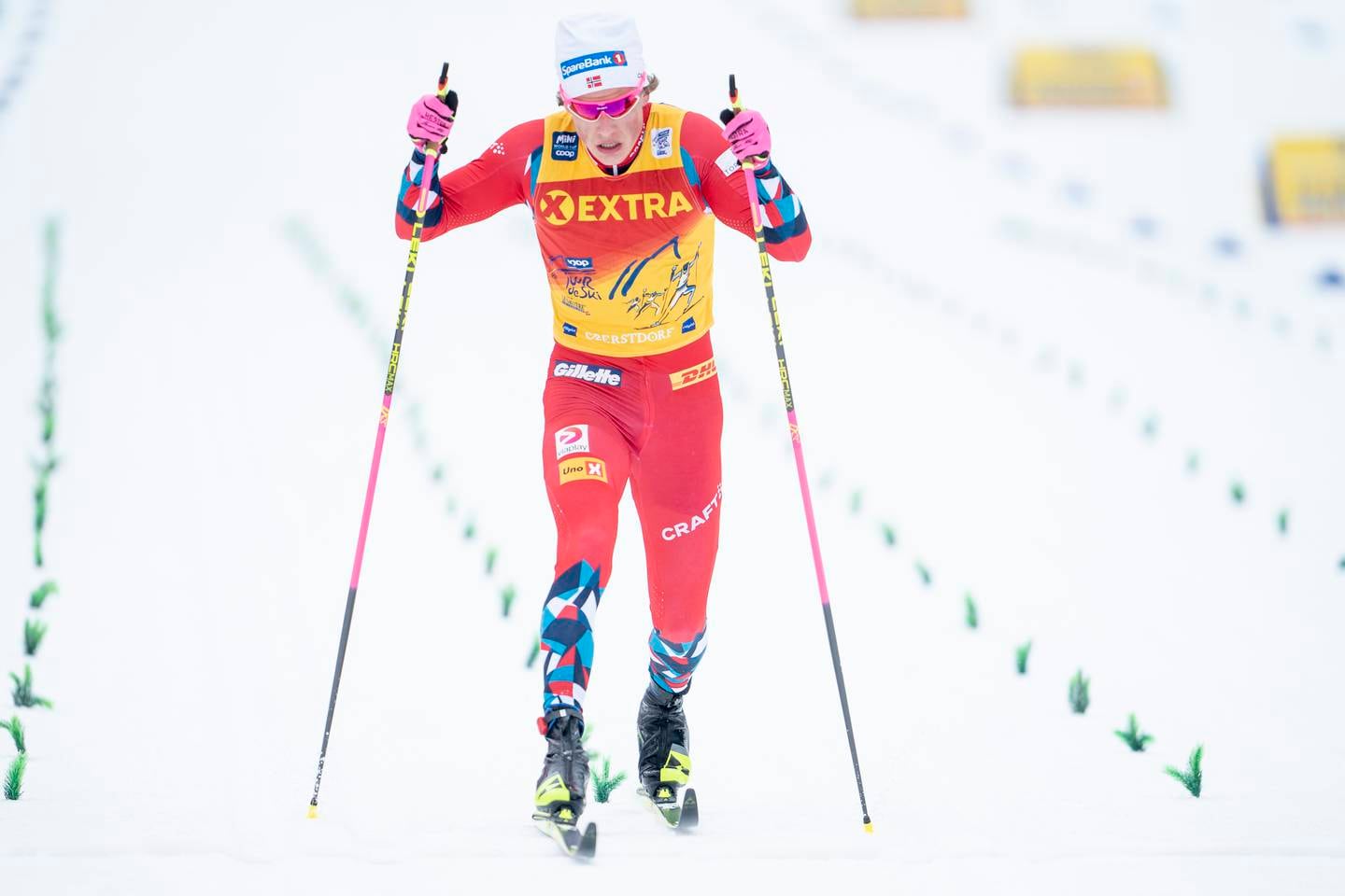 Johannes Høsflot Klæbo over mål i Oberstdorf tirsdag til etappeseier nummer tre på rad i årets Tour de Ski. Foto: Terje Pedersen / NTB.