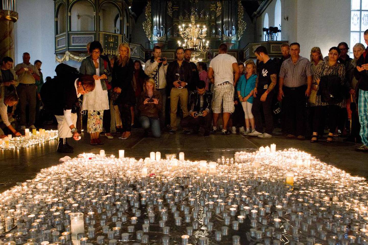 Søndagen to dager etter 22. juli-terroren 2011, var gaten utenfor Oslo domkirke dekket av blomster. Inne i kirken tente folk lys og skrev bønnelapper i tusentall. 
