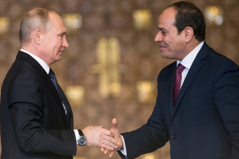 Søndag ble Vladimir Putin gjenvalgt som Russlands president. Over helgen er det duket for enda større seierssifre for Egypts Abdel-Fattah El-Sisi (til høyre).