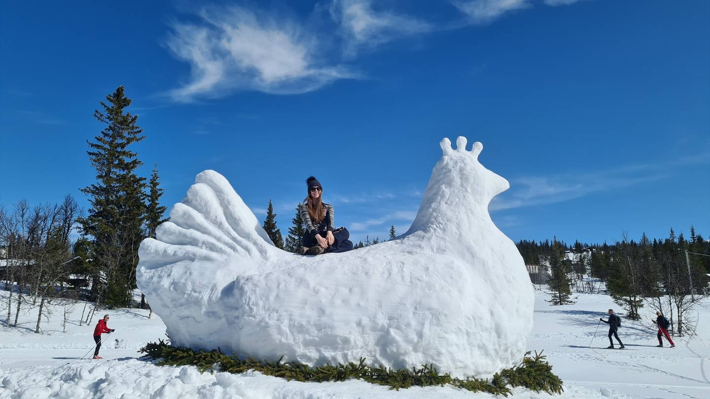 I 2021 tenkte vi det hadde vært gøy å lage snøskulptur bak hytta, så de som gikk på ski fikk noe å se på. Høna har vokst med årene, og har blitt et kjent påskemotiv for glade hyttefolk på Haglebu. Kaja Kasbo Langeland sitter på skulpturen.