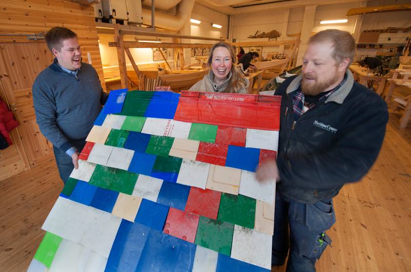 På båtbyggerlinjen på Plusskolen i Fredrikstad har de laget en modell av hvordan taket kan bygges opp. Marvin Halvorsen (t.v.) er leder i Borg Ungdomsråd, kunstner Solveig Egeland og Andreas Pagander som er båtbyggerlærer og byggeleder for katedralen.