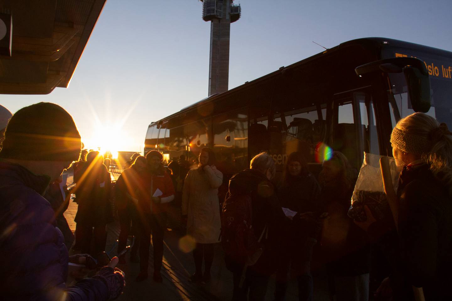 MORGENSOL: I morgensol blant stressende flypassasjerer startet pilegrimsvandringen på perrongen på Oslo lufthavn, Gardermoen.