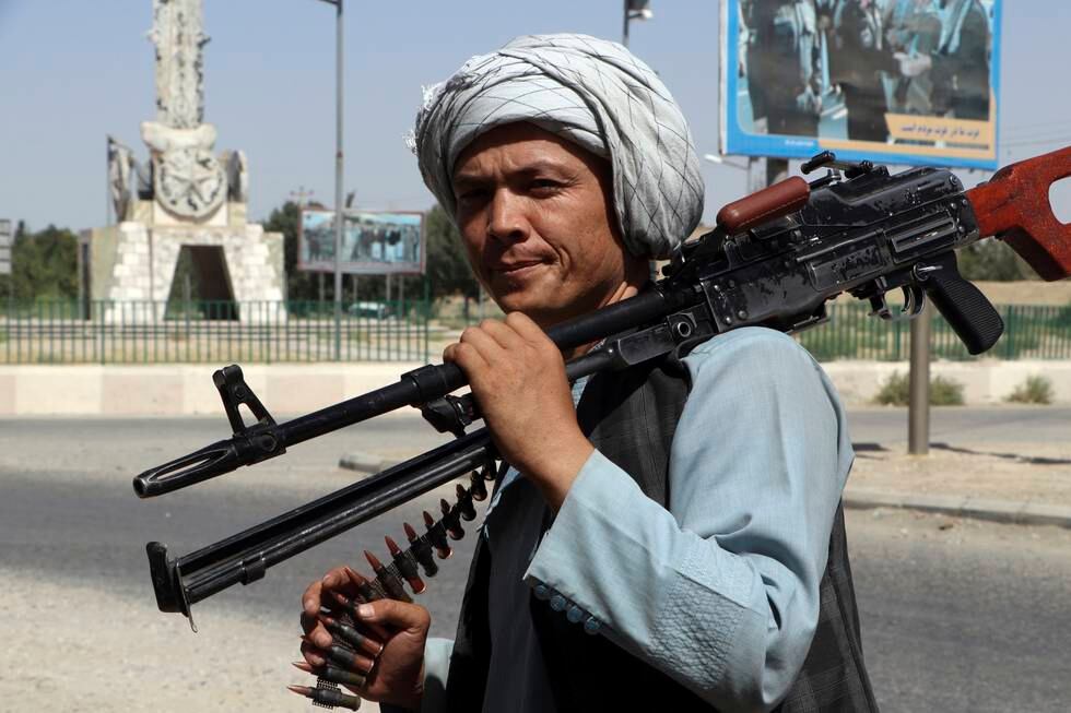 Krigsherren Mohammad Noor og hans Jamaat-e-Islami-milits lovet å støtte de afghanske sikkerhetsstyrkene i kampen mot Taliban, men la raskt ned våpnene. Her er en av Noors krigere i utkanten av Mazar-e-Sharif, der norske styrker lenge var stasjonert. Lørdag ble byen erobret av Taliban. Foto: AP / NTB