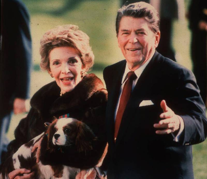 Ronald Reagan startet sin karriere som skuespiller og Hollywood-stjerne, og ble siden kjent som politiker med kallenavnet «The Great Communicator». I 1966 ble han guvernør i California, og i 1980 kapret han presidentvervet. Her er han med kona Nancy Reagan.