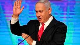 Israelske medier: Knepent valgtap for Netanyahus blokk
