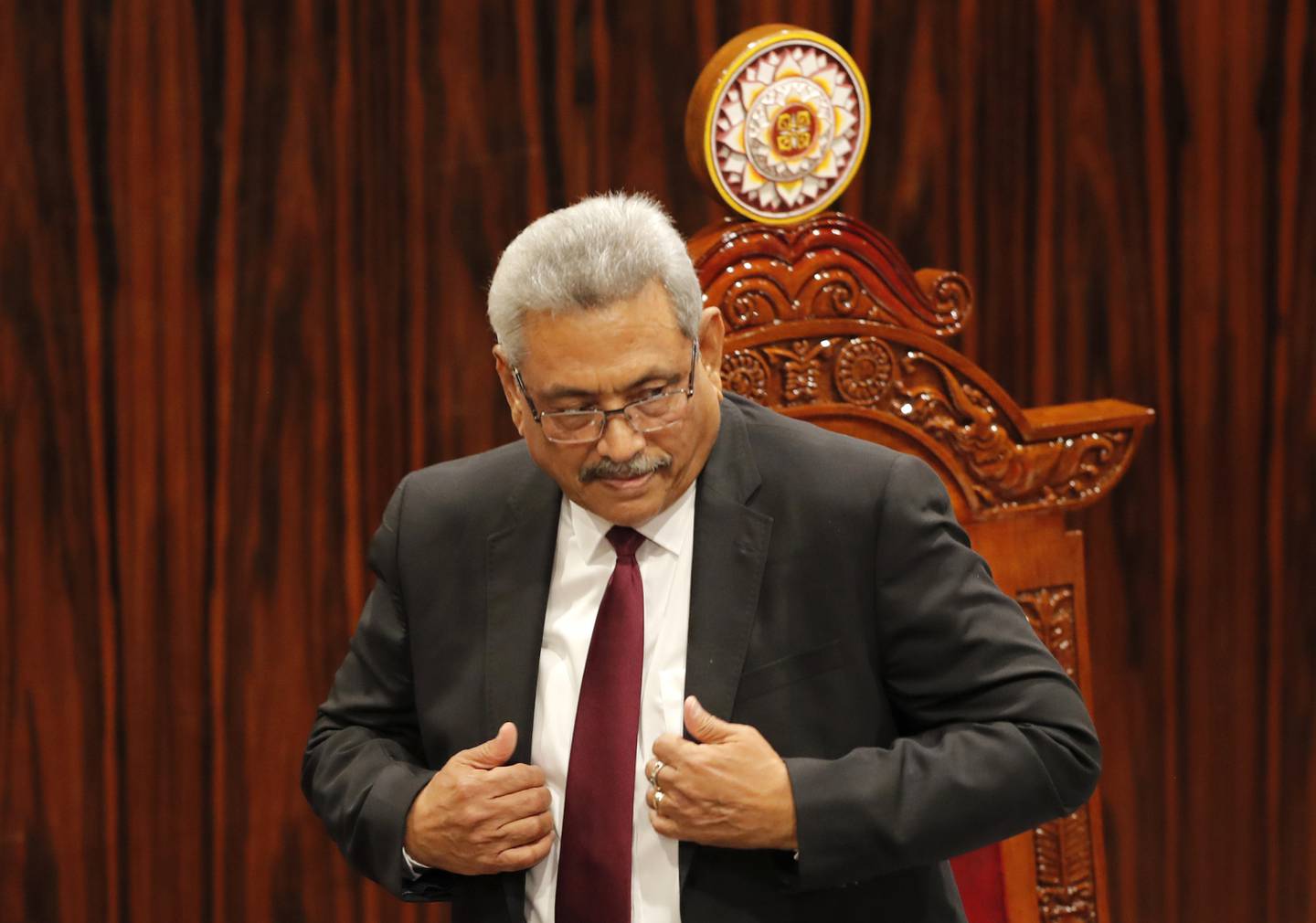 President Gotabaya Rajapaksa har invitert opposisjonen med i regjering på Sri Lanka, i et forsøk på å dempe protestene og beholde makten. Foto: AP / NTB
