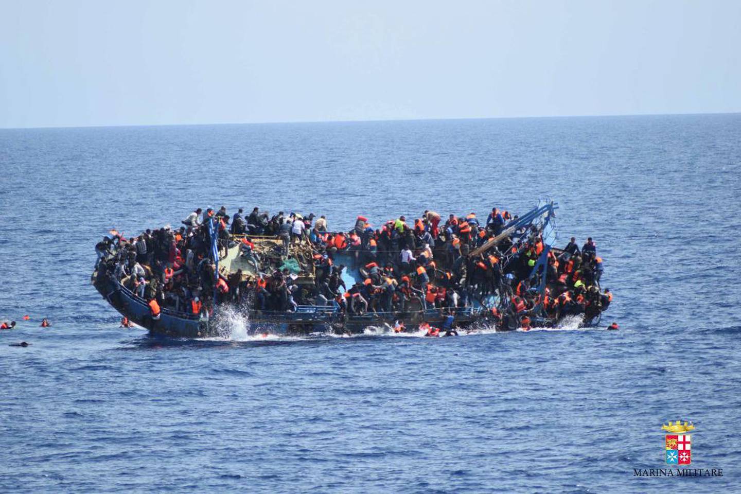 Ein overlessa flyktningbåt kantar utanfor kysten av Libya 25. mai ...