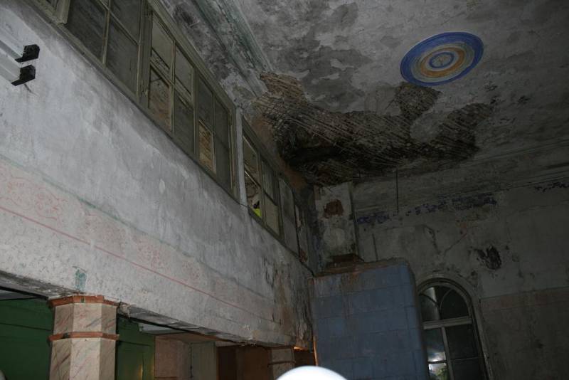 Slik såg taket i hovudrommet ut før renoveringa starta ...