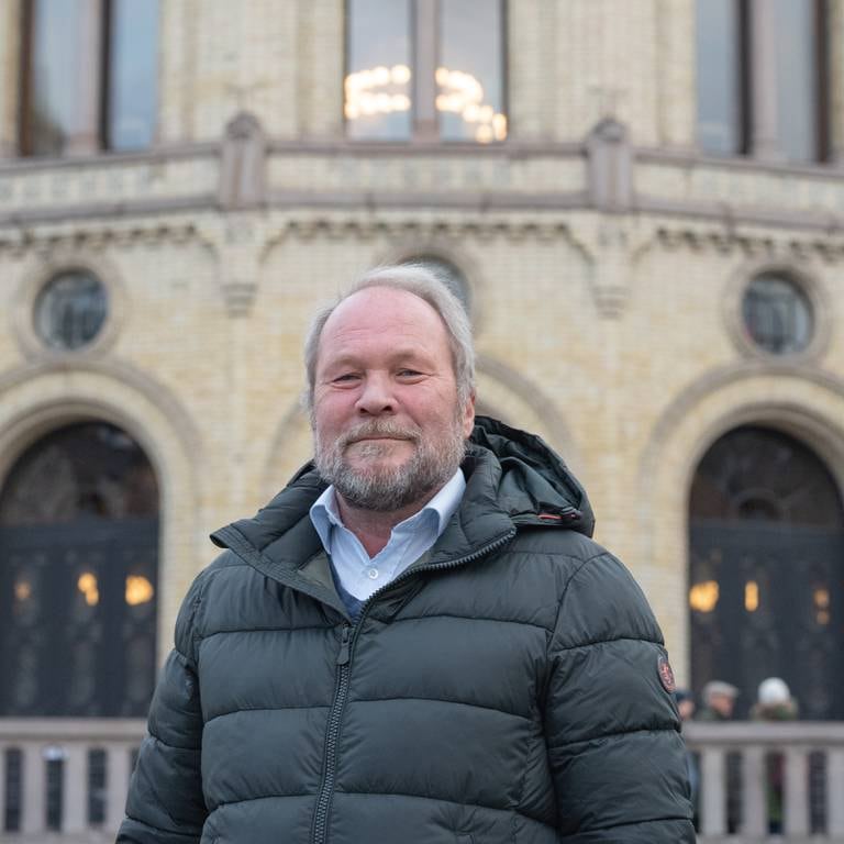 Portrett av Dag Raaberg tatt utenfor Stortinget.