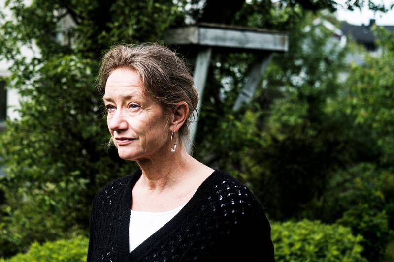 Forsker ved FAFO, Anne Britt Djuve fotografert i hagen hennes på Kolbotn.