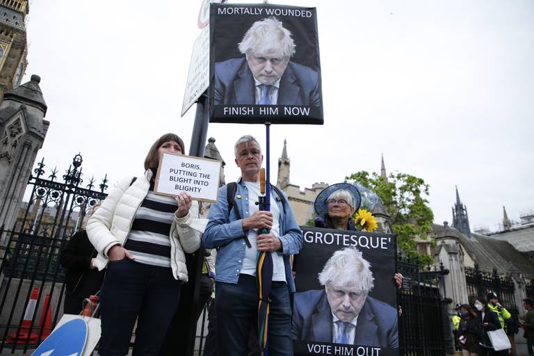 Demonstranter utenfor Parlamentet i London krevde mandag at Boris Johnson avsettes som regjeringssjef. Foto: David Cliff / AP / NTB