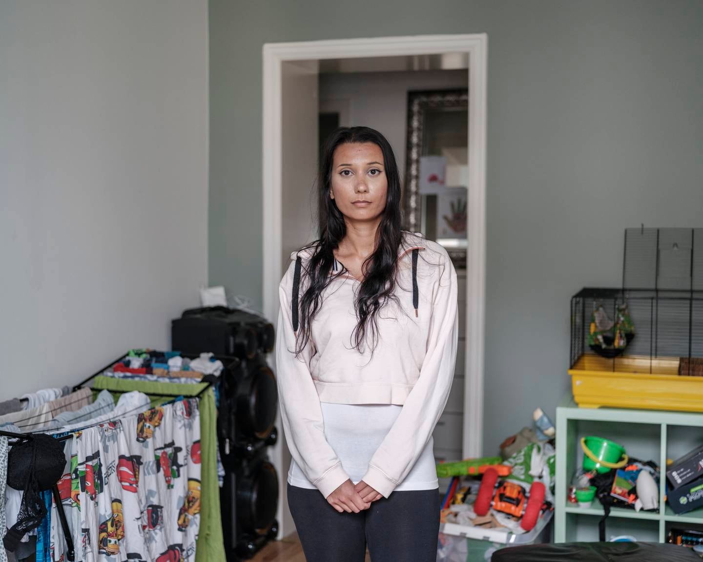 Nadia Marie Johansen er 31 år og bor sammen med sine to barn i en liten leilighet i Oslo. Etter at hun ble sjukemeldt under korona-pandemien har hun levd på arbeidsavklaringspenger.
