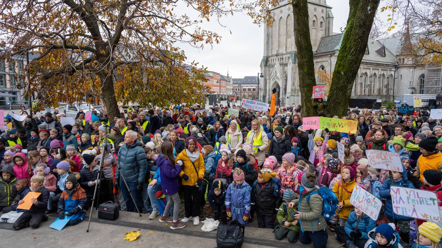 Kristiansand. Demonstrasjonar over heile landet i prostest mot varsla kutt i støtte til friskular.
